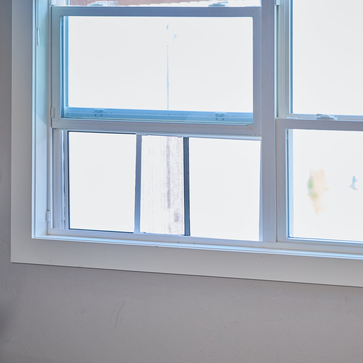 Adjustable Screen For Window 11 in. x 20 in.-36 in. (28 cm x 51cm-91 cm) In Use